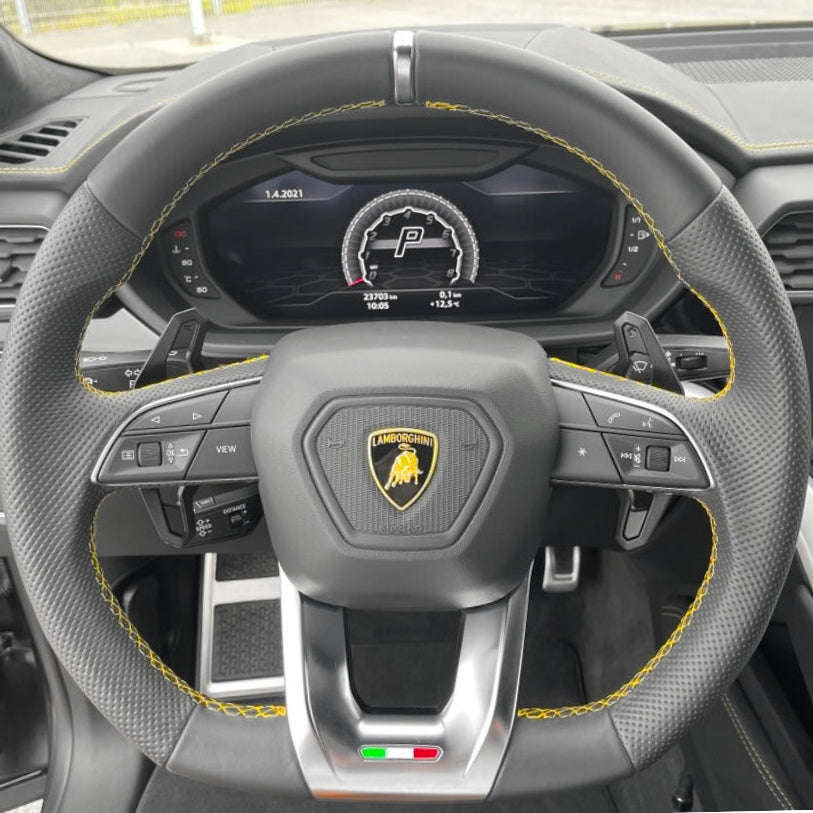 Volant sport Lamborghini Urus finition fibre de carbone et cuir